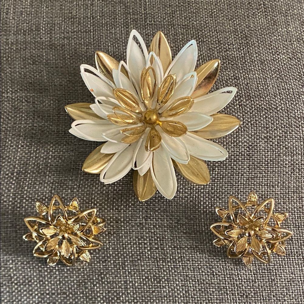 Sarah Coventry Gold & White Floral Brooch & Clip-On Earrings Set Vintage Canada